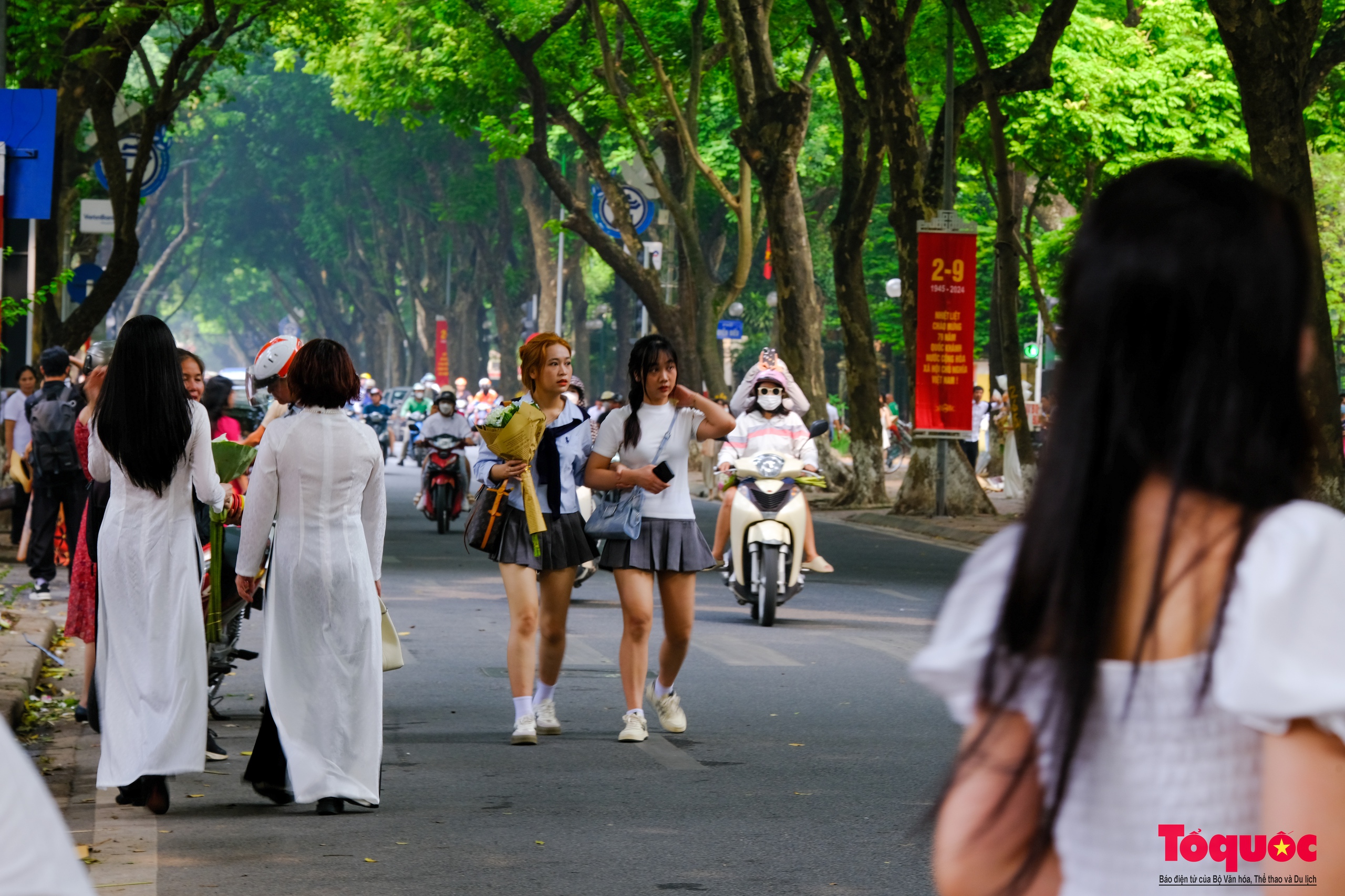 Hà Nội: Chấp nắng nóng các '"nàng thơ" nô nức chen chân check- in phố mùa thu Phan Đình Phùng - Ảnh 12.